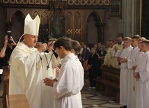 Z rąk biskupa krzyż lektora otrzymało 118 ministrantów.