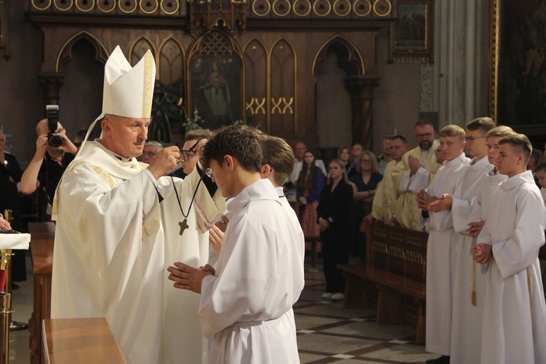 Z rąk biskupa krzyż lektora otrzymało 118 ministrantów.