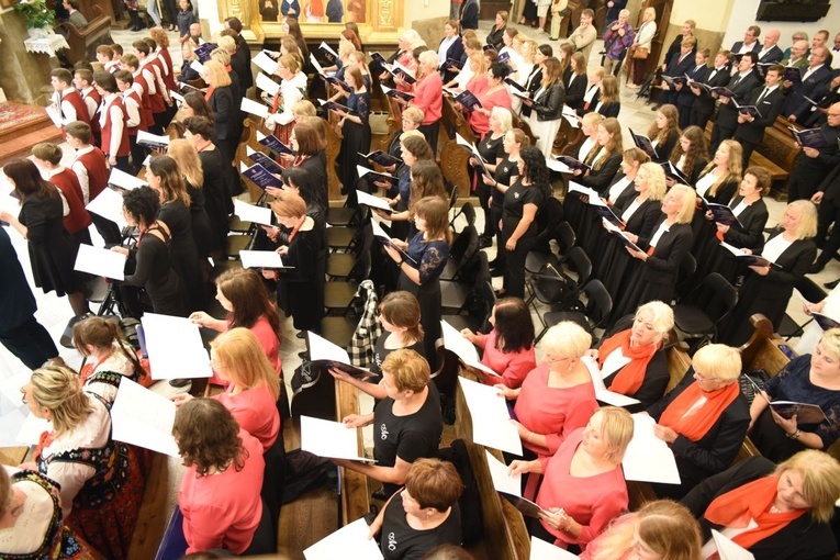 Podczas Eucharystii w katedrze wszystkie chóry wykonały śpiewy mszalne.