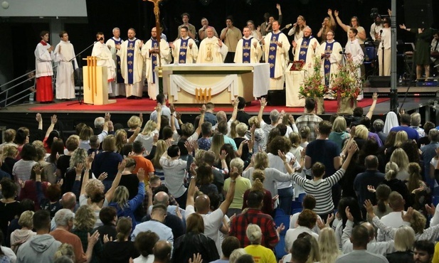 Eucharystia i uwielbienie wypełniły halę Globus.