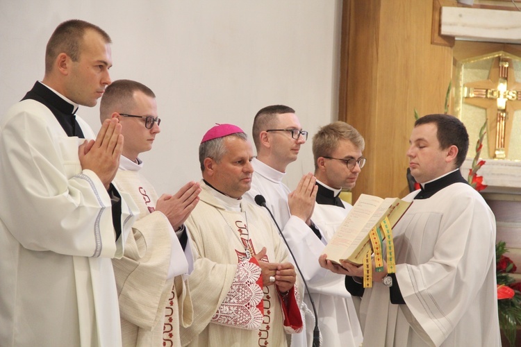 Łososina Dolna. Święcenia diakonatu Mateusza Pajora