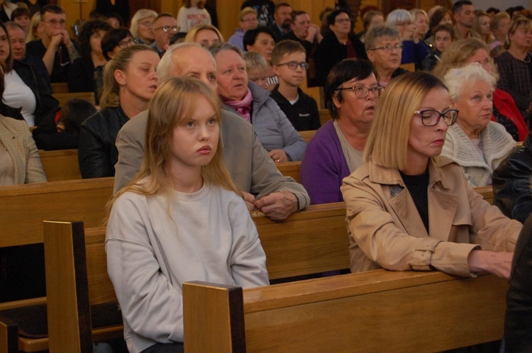 Mikołajowice. Uroczyste rozpoczęcie nabożeństw różańcowych