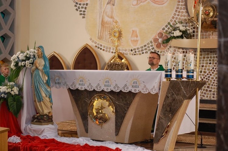 Mikołajowice. Uroczyste rozpoczęcie nabożeństw różańcowych