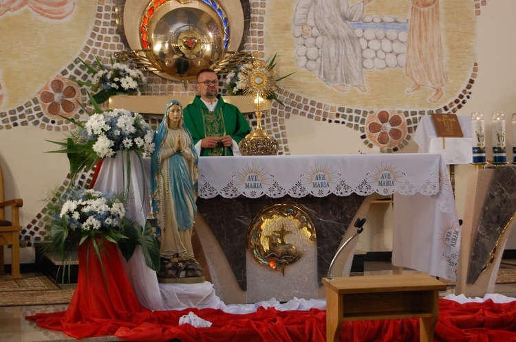 Mikołajowice. Uroczyste rozpoczęcie nabożeństw różańcowych