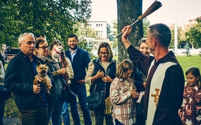 Błogosławieństwo zwierząt w ramach niedzieli św. Franciszka.