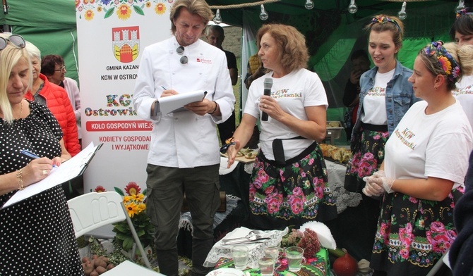 Karol Okrasa, przewodniczący jury, oceniał regionalne potrawy z ziemniaków. Z lewej Ilona Jaroszek.