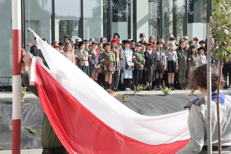 Brzesko. Odsłonięcie muralu "Dumni z Powstańców"