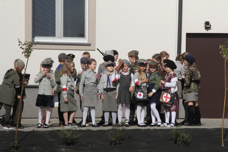 Brzesko. Odsłonięcie muralu "Dumni z Powstańców"