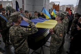 Bp Skomarowski: wojna przynosi dużo cierpień, Pan Bóg daje nam siłę