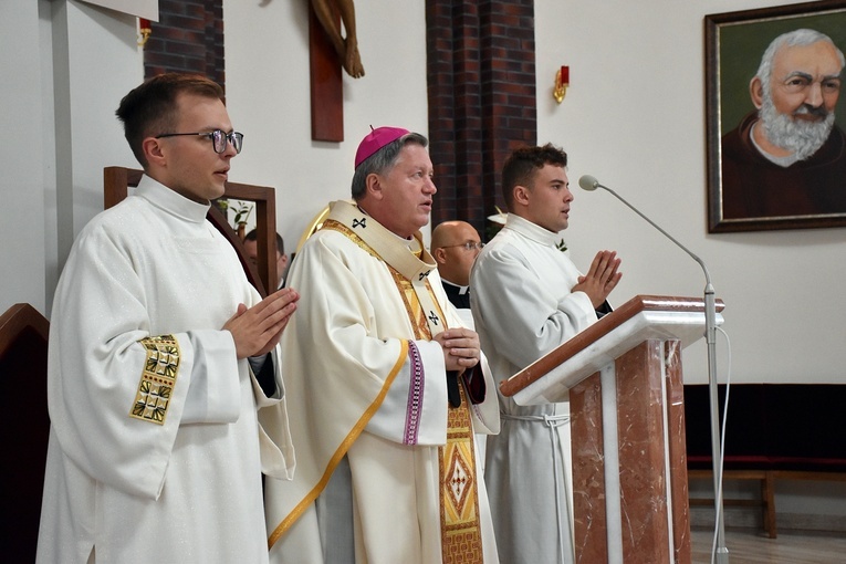 Poświęcenie kościoła pw. NMP Fatimskiej w Oleśnicy