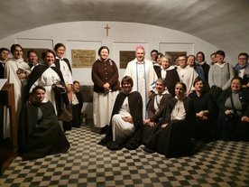 Bp Nitkiewicz wraz z siostrami zakonnymi w kryptach bazyliki katedralnej.