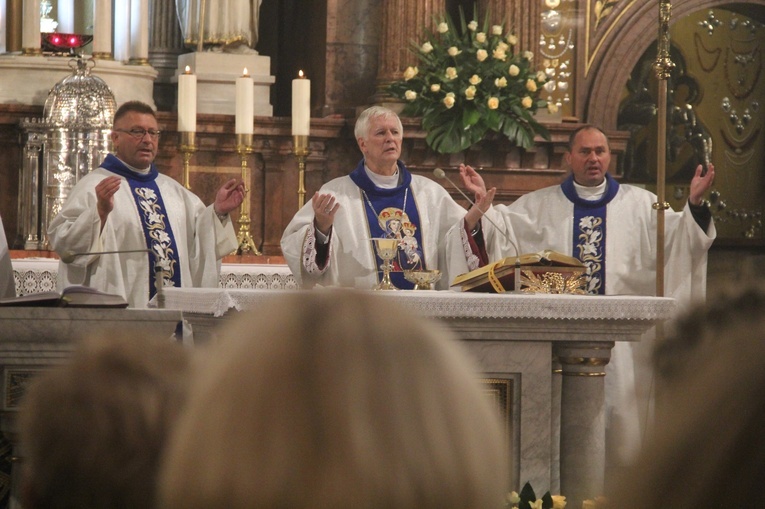 Pielgrzymka nauczycieli do Piekar Śląskich