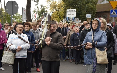 Po Mszy św. wierni przeszli procesyjnie do sankturium.