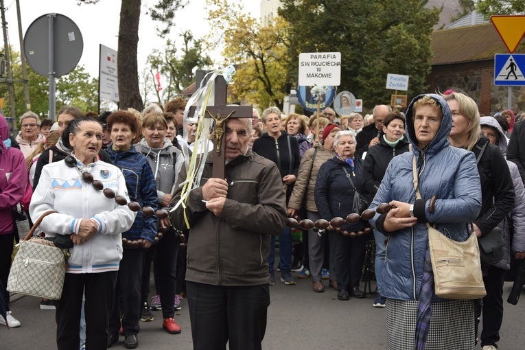 Po Mszy św. wierni przeszli procesyjnie do sankturium.