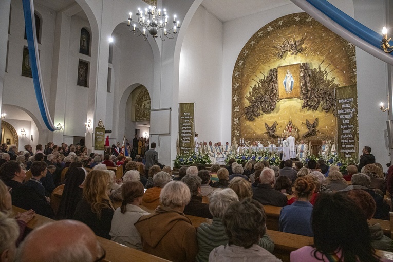 Sanktuarium Matki Bożej Różańcowej - Pośredniczki Wszelkich Łask w Piasecznie