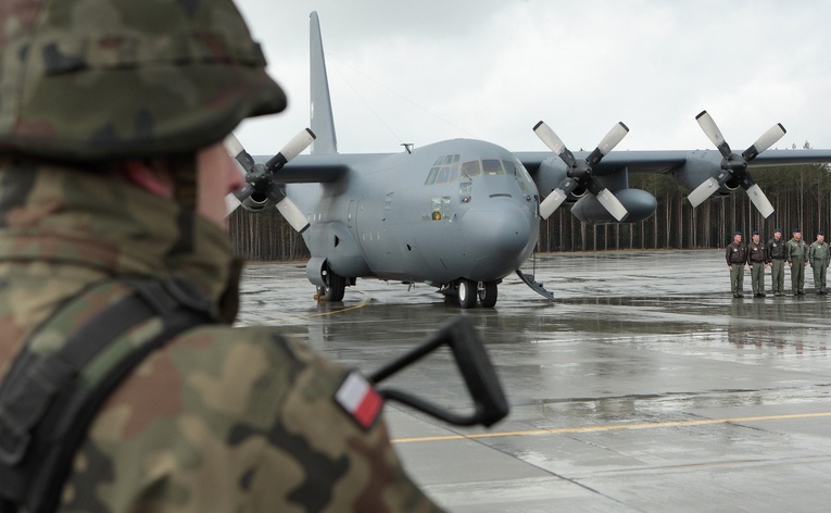 Szef MON: lada chwila dwa samoloty C-130 Hercules wystartują do Izraela