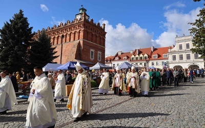 Proecesja pod przewodnictwem kard. Beniamino Stelli przeszła ulicami miasta.