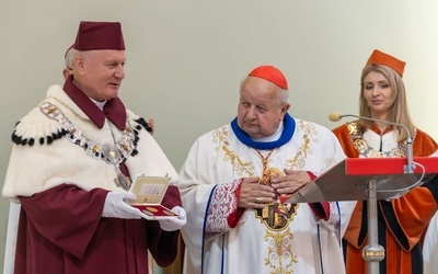 Rektor KUL ks. prof. Mirosław Kalinowski wręczył kard. Dziwiszowi tytuł honorowego profesora.