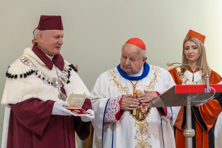 Rektor KUL ks. prof. Mirosław Kalinowski wręczył kard. Dziwiszowi tytuł honorowego profesora.