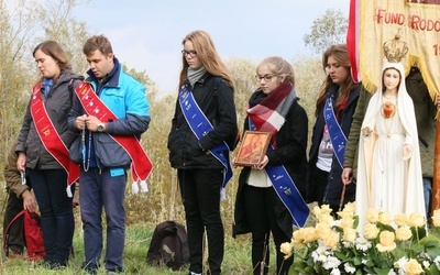 Po różaniec sięgają ludzie w różnym wieku, także bardzo młodzi.