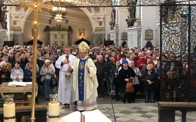 Wypełniona po brzegi bazylika i rzeka ludzi kroczących różańcowymi dróżkami to dowód na to, że wciąż nie brakuje zapału do modlitwy.