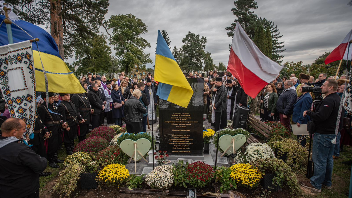 Skujmy Talerze Na Talery Skujmy A żołnierzowi Pieniądze Gotujmy Polacy ufundowali pomnik nagrobny ukraińskiemu żołnierzowi na Wołyniu