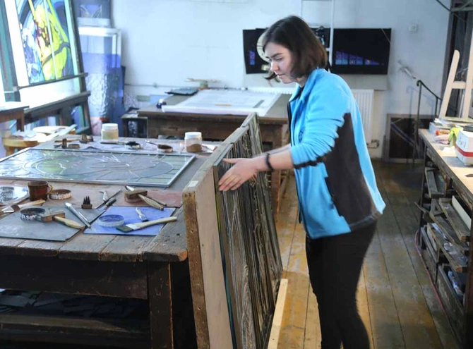 Demontaż witrażu Wyspiańskiego "Apollo. System Kopernika" przed wyjazdem do Rzymu