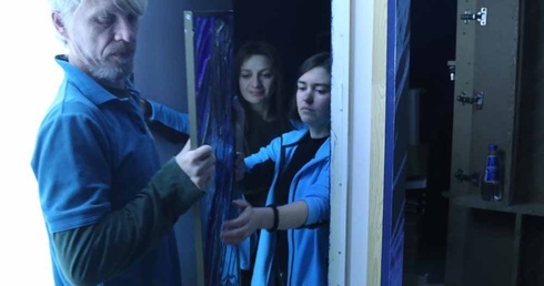 Demontaż witrażu Wyspiańskiego "Apollo. System Kopernika" przed wyjazdem do Rzymu