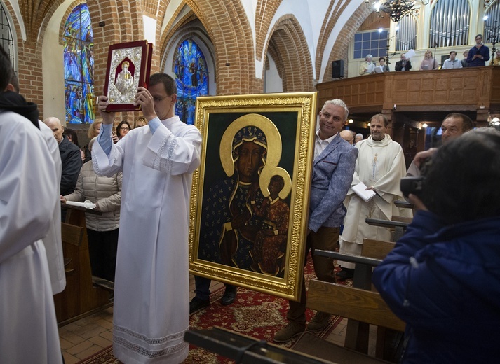 Wprowadzenie obrazu do karlińskiego kościoła, cz. 1