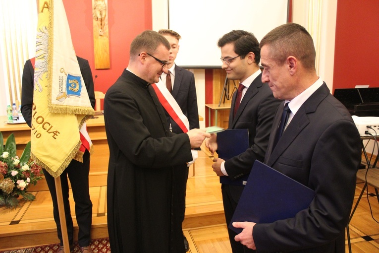 Ks. rektor Marek Jarosz wręcza indeksy WSD alumnom roku propedeutycznego.