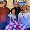 Sylwia Gruszczyk, Bożena Siuda, Patryk Zwardoń i Rafał Tlałka przy relikwiach świętej rodziny Martin.