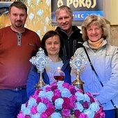 Sylwia Gruszczyk, Bożena Siuda, Patryk Zwardoń i Rafał Tlałka przy relikwiach świętej rodziny Martin.