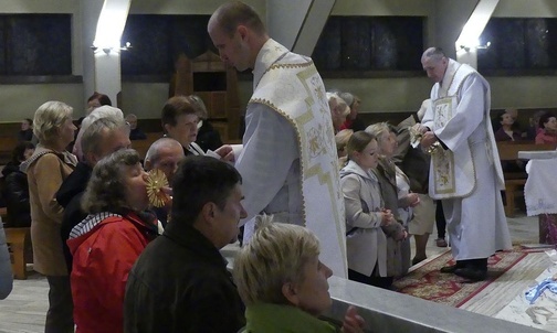 Święta Tereska z mamą i tatą wśród parafian na Złotych Łanach
