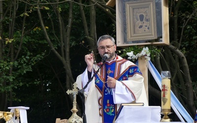 Ks. Grzegorz Piekiełko podczas Mszy św. górali na Magurce.