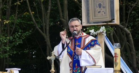 Ks. Grzegorz Piekiełko podczas Mszy św. górali na Magurce.