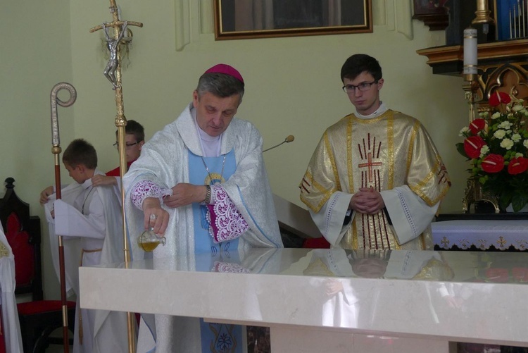 Bp Roman Pindel podczas namaszczania ołtarza kościoła w Godziszce.