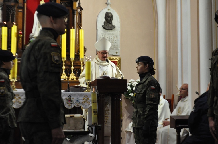 Liturgii pogrzebowej przewodniczył biskup płocki.