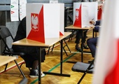 PKW: wybory przebiegają spokojnie; komisje nie powinny pytać wyborców, czy chcą pobrać kartę do referendum 