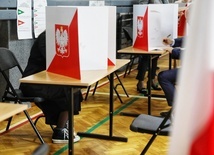 PKW: wybory przebiegają spokojnie; komisje nie powinny pytać wyborców, czy chcą pobrać kartę do referendum 