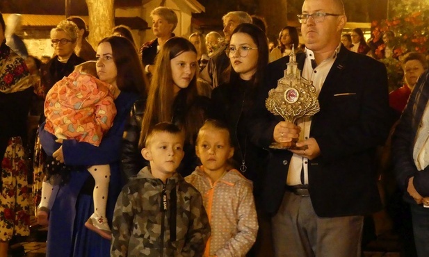 Małżonkowie Domowego Kościoła z dziećmi ponieśli relikwie w procesji maryjnej na zakończenie nabożeństwa fatimskiego.
