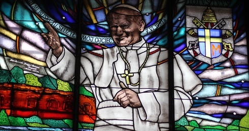 Witraż przedstawiający papieża Polaka w parafii pw. św. Maksymiliana Marii Kolbego w Modlinie Starym.