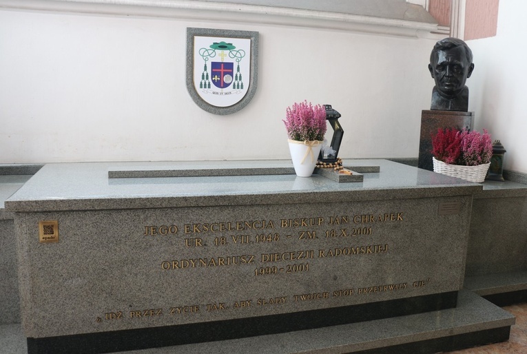 Sarkofag bp. Jana Chrapka znajduje się w lewej bocznej kruchcie radomskiej katedry.