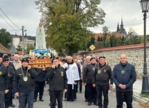 W drodze do ołtarza papieskiego.