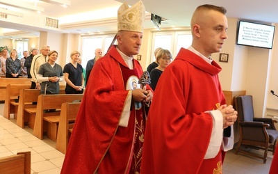 Relikwie do kaplicy wprowadził bp Marek Solarczyk.