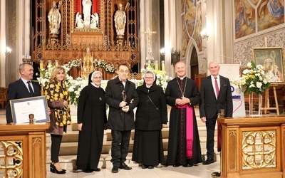 Laureat z bp. Markiem Solarczykiem, członkami Funduszu i rodziną bp. Jana.