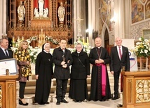 Laureat z bp. Markiem Solarczykiem, członkami Funduszu i rodziną bp. Jana.