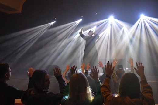 Raper w sutannie dał koncert w Zbąszynku