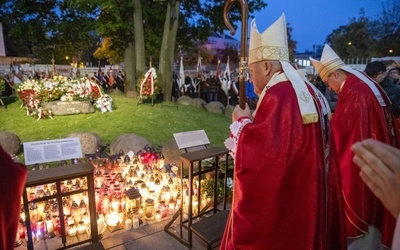 Kard. Nycz u grobu bł. Jerzego Popiełuszki: To rocznica narodzin dla nieba