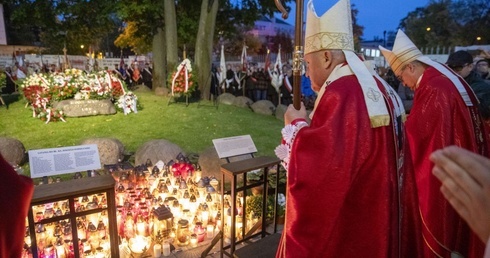 Kard. Nycz u grobu bł. Jerzego Popiełuszki: To rocznica narodzin dla nieba