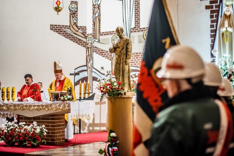 Podczas liturgii bp Wiesław Szlachetka poświęcił figurę bł. ks. Jerzego Popiełuszki i wprowadził jego relikwie.